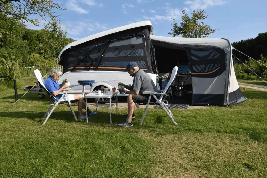 Kamp ve Karavan Yaşamı: Minimalizmle Doğada Konforlu Bir Deneyim