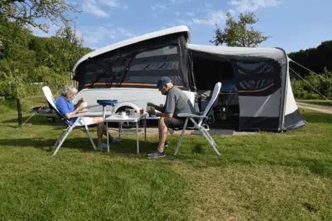 Kamp ve Karavan Yaşamı: Minimalizmle Doğada Konforlu Bir Deneyim